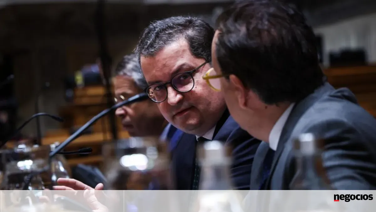 Governo faz ultimato à oposição para "resistir à tentação"