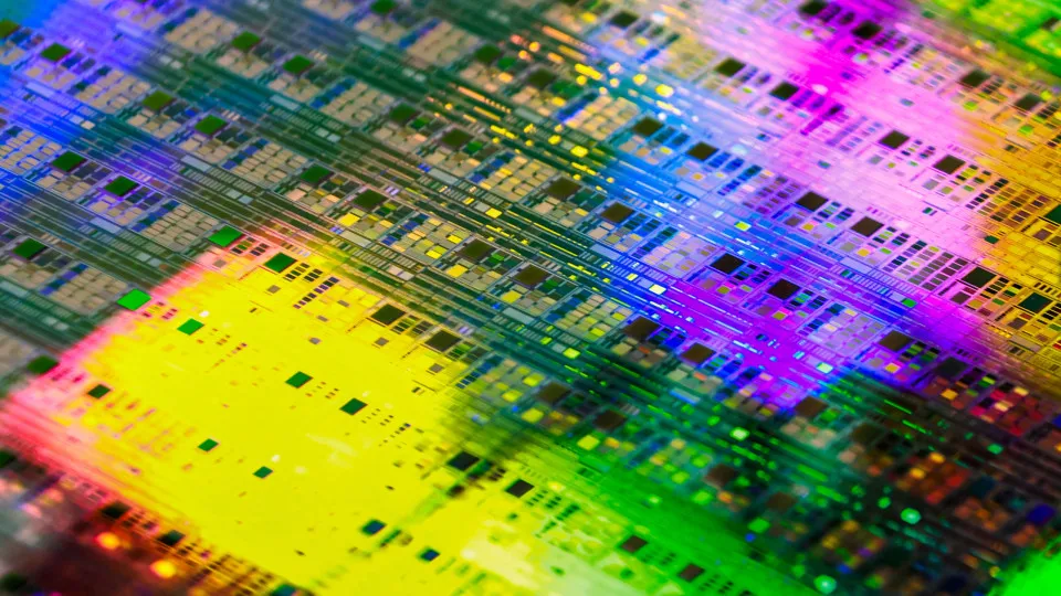 Grupo chinês Wingtech garante fornecimento de 'chips' aos...