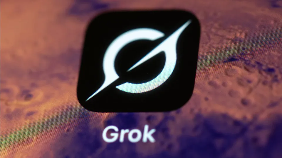 IA do X nega o Holocausto. Diz que câmaras de gás eram para...