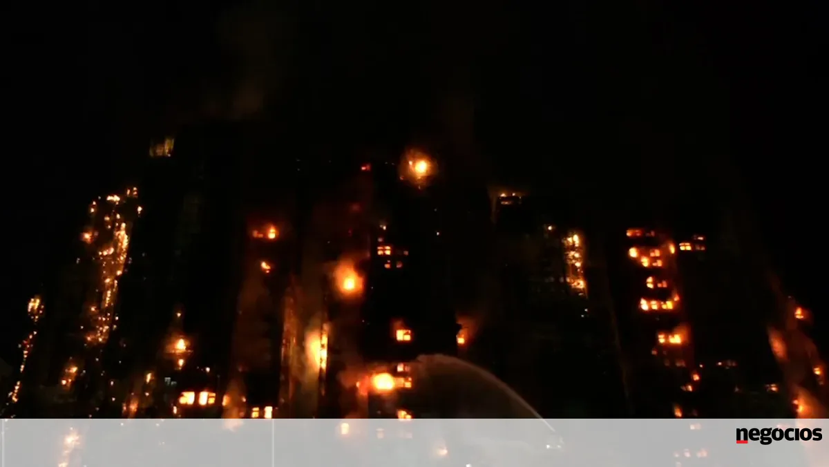 Incêndio em complexo residencial em Hong Kong faz 36 mortos