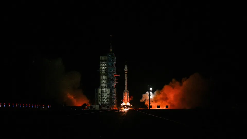 Missão Shenzhou-21 acopla-se à estação espacial chinesa em...