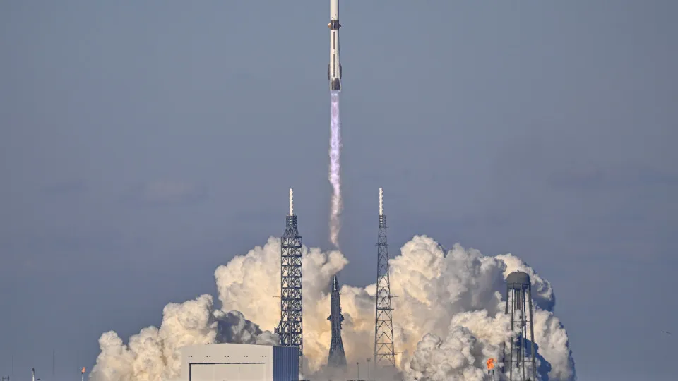 O foguetão New Glenn de Jeff Bezos volta ao centro das...