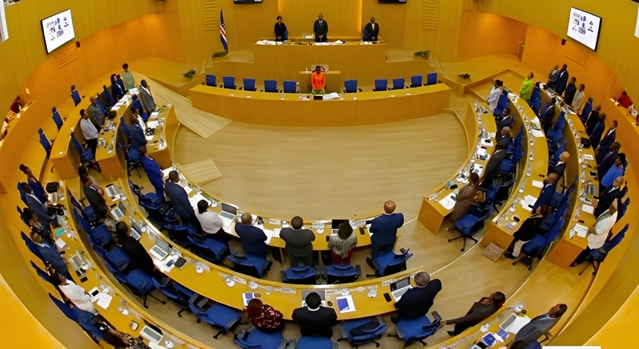 Parlamento Aprova na Generalidade o Orçamento de Estado de...