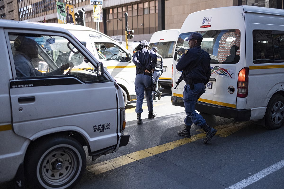  Polícia sul-africana resgata 3 jovens do Botswana num...