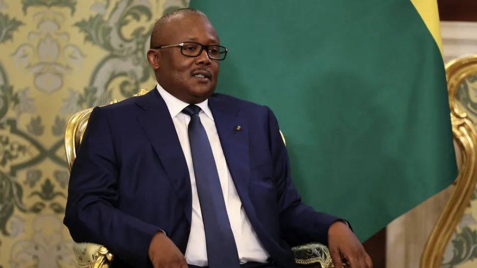 Presidente deposto da Guiné-Bissau saiu do Senegal para o...