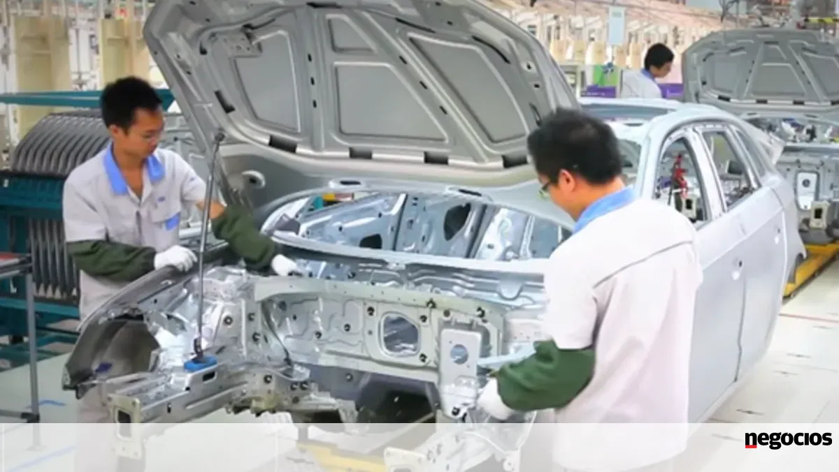 Produção industrial na China abranda ritmo de crescimento