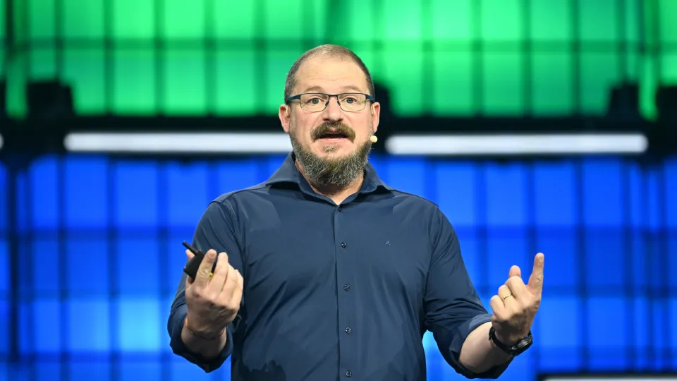 Setor da IA terá "concorrência" com data centers para...