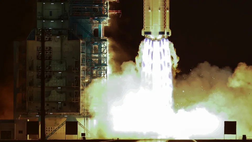 Shenzhou-21 com três astronautas acopla-se à estação chinesa...