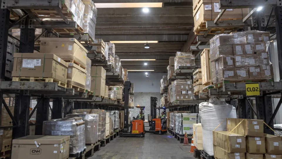 Excedente comercial do Brasil cai 16,8% apesar das