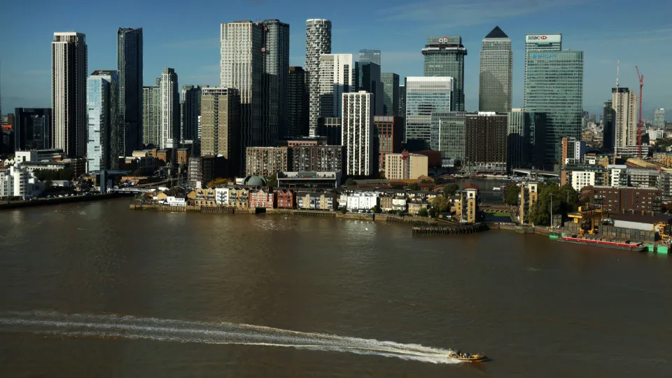 PIB do Reino Unido volta a cair em cadeia 0,1% em outubro