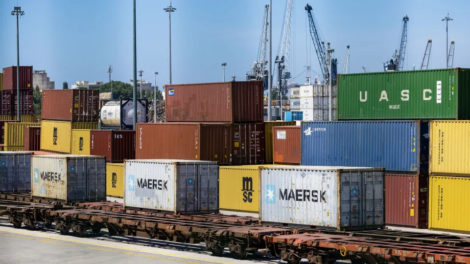 Excedente comercial externo da zona euro mais do que duplica