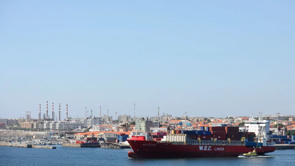 Exportações suspensas? Transitários alertam para "caos