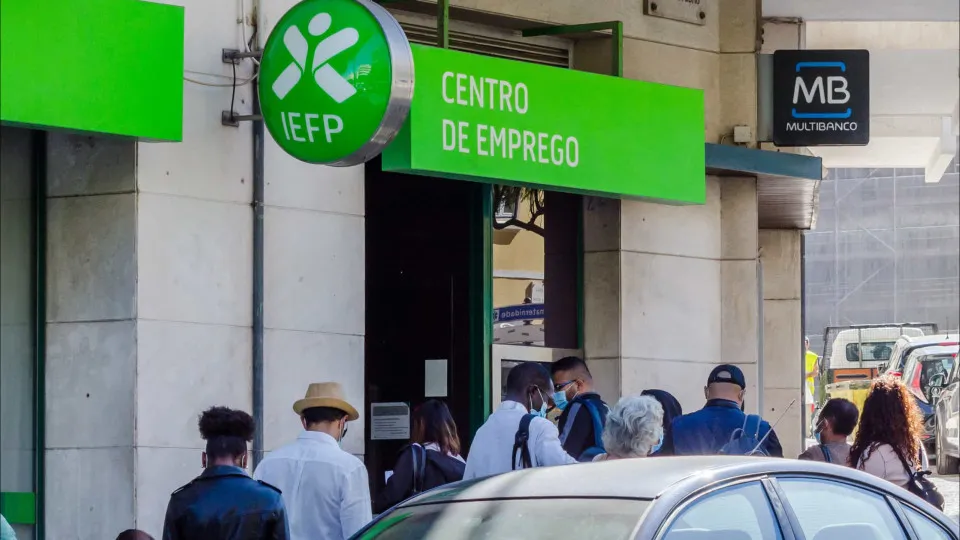 Beneficiários de prestações de desemprego com queda homóloga