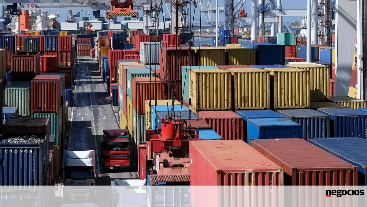 APDL pede a empresas que levantem contentores autorizados a