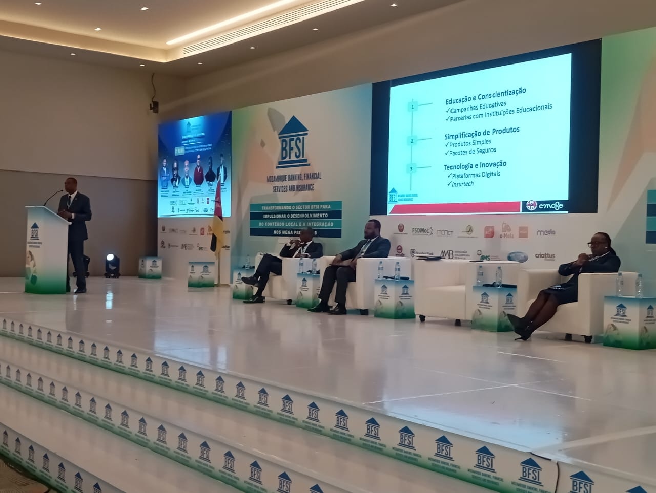 BFSI Desafia Sector Financeiro a Olhar "de Forma