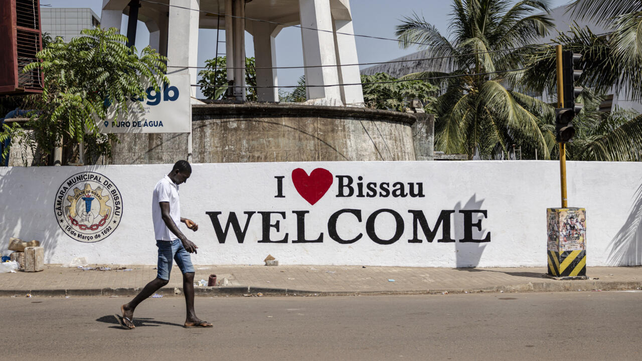 Comando Militar Ameaça Fechar Comunicação Social Que...
