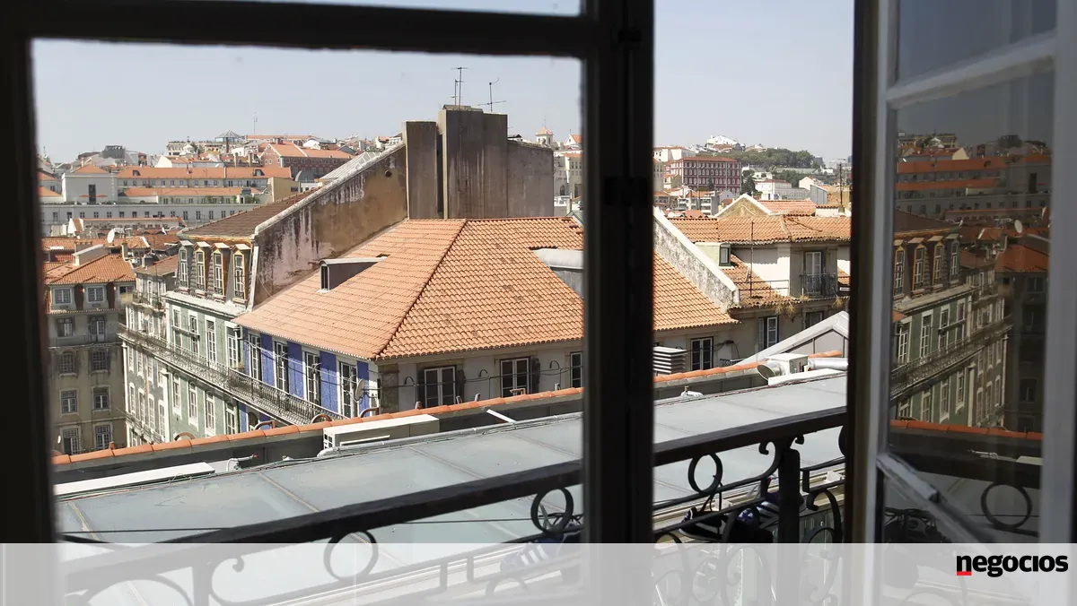 Famílias reforçam investimento em habitação e mantêm