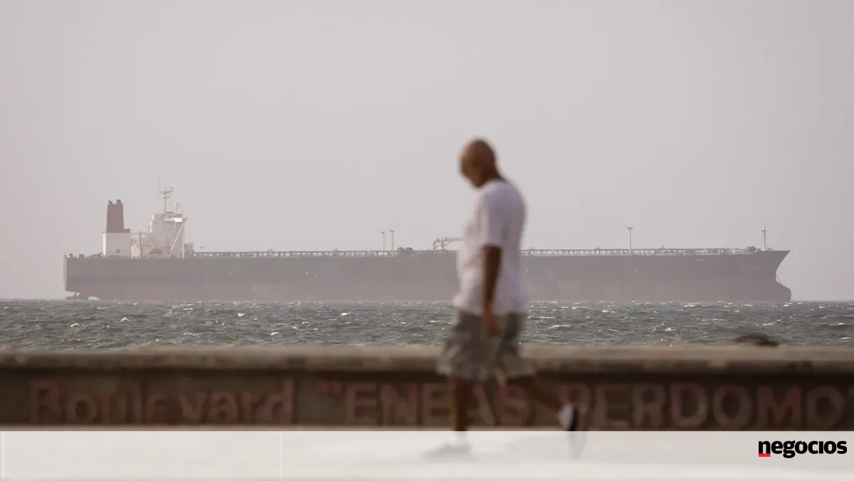 Guarda Costeira dos EUA persegue petroleiro ao largo da