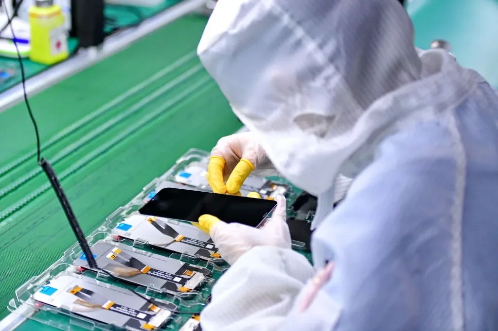 Inicia instalação de empresa de montagem de telemóveis e