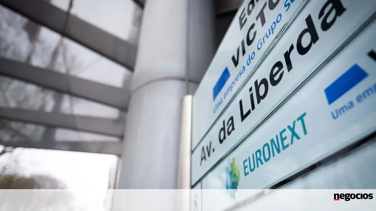 Lisboa desce depois de três sessões de ganhos sob pressão da