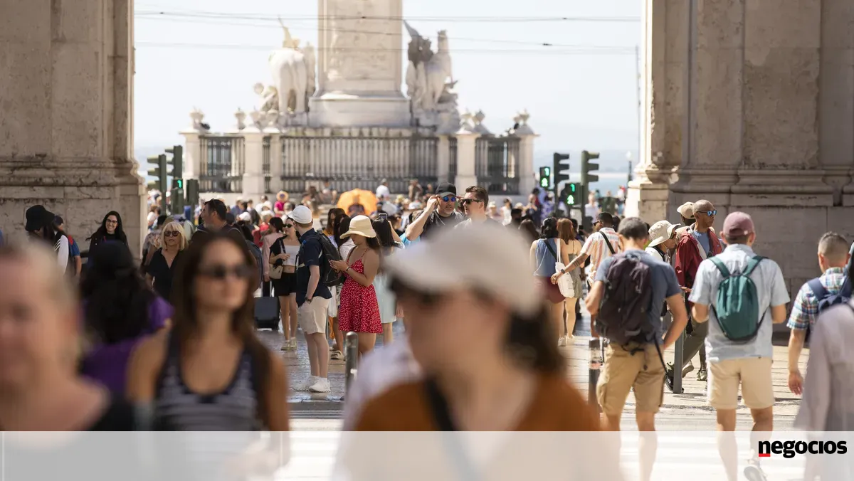 Mais de 65 mil portugueses emigraram em 2024. Suíça é o
