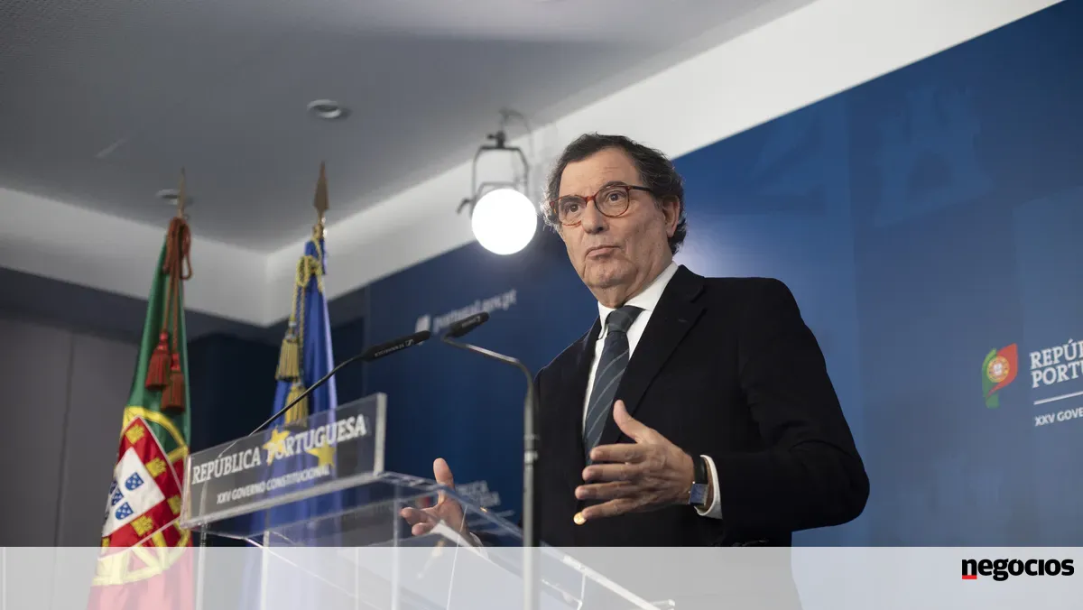 Ministro da Economia admite que Governo tem de "ajustar as