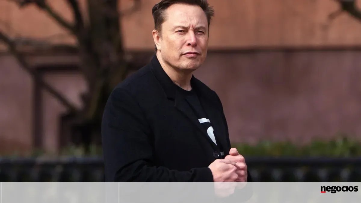 Musk pede "abolição" da UE depois de multa à rede social X -