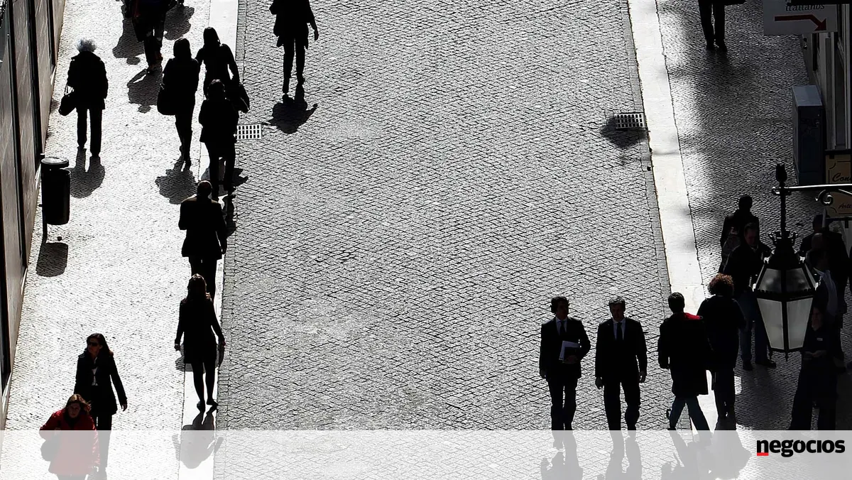 OCDE agrava previsão para o défice, mas revê em alta