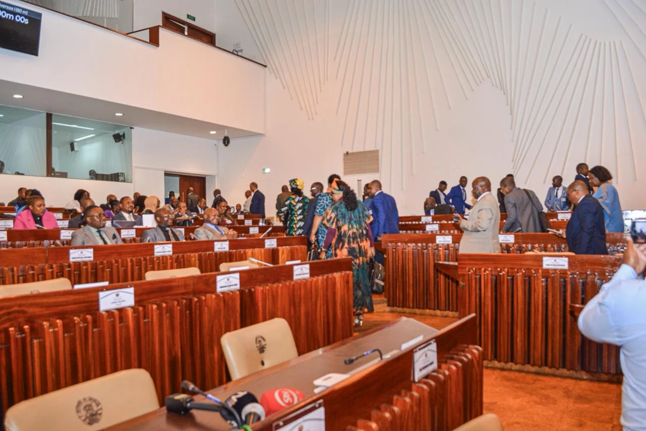 Oposição abandona plenária em protesto contra reforma fiscal