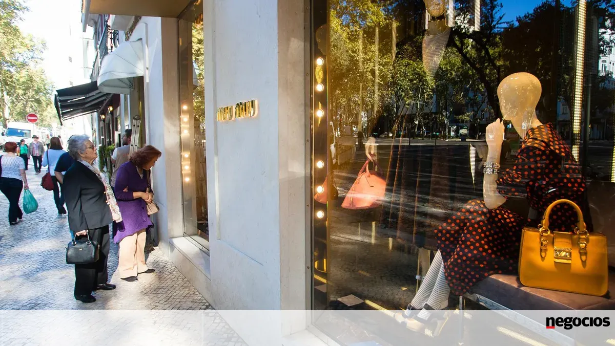 Prada "veste" Versace. Fechada compra por 1,25 mil milhões