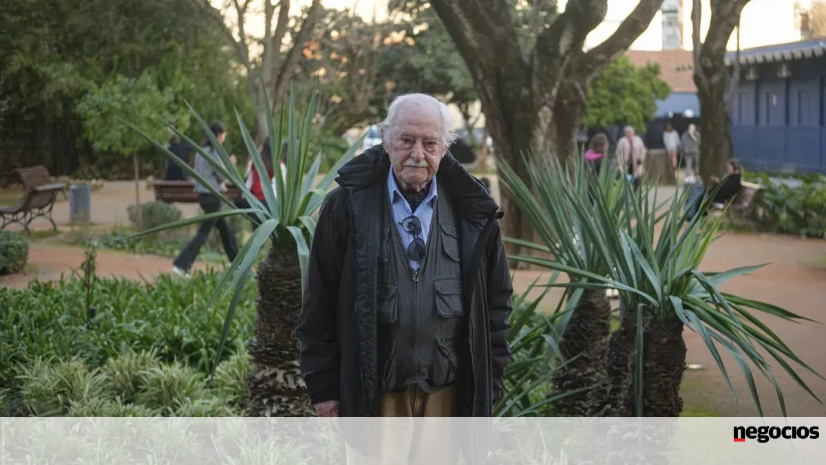 Ruy de Carvalho internado devido a AVC mas em situação