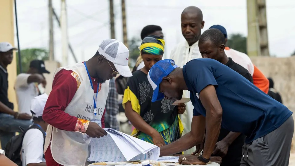 Sete milhões de eleitores da Guiné-Conacri escolhem hoje...