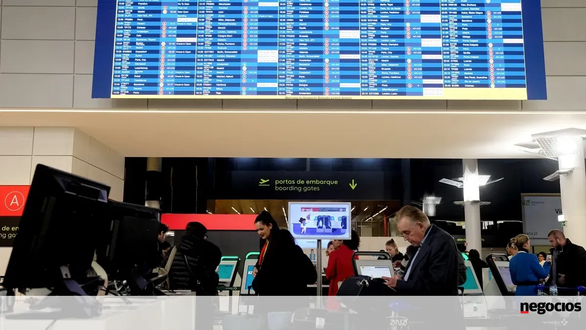 Tráfego nos aeroportos nacionais acelera em novembro -