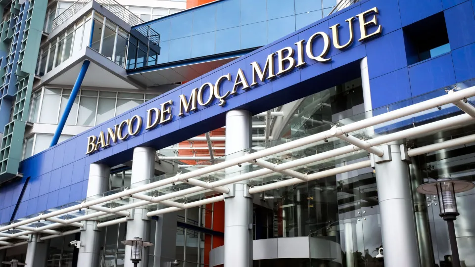 Banco de Moçambique avisa que tem de autorizar contas fora