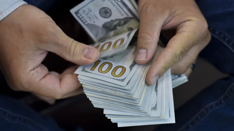 Riqueza de 12 maiores milionários é maior que a de metade da