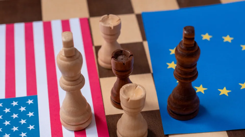 UE "pronta para reagir" a tarifas e tem bazuca comercial.