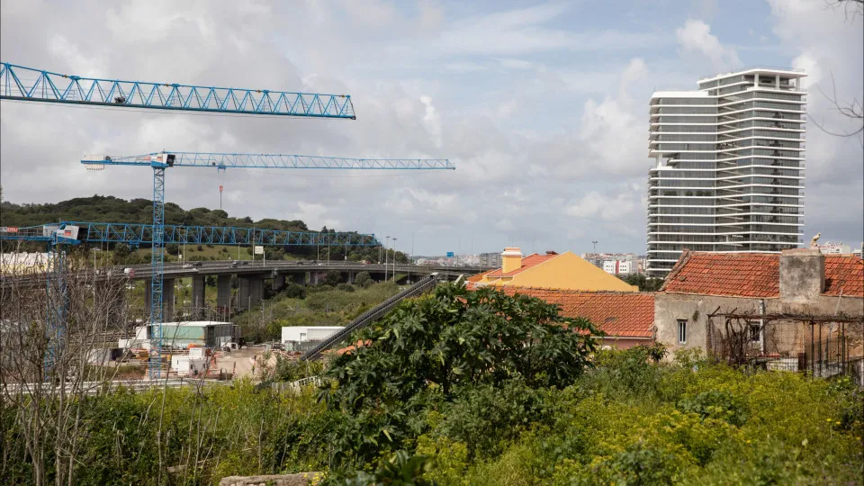 Construção reconhece limitações estruturais mas tarda em