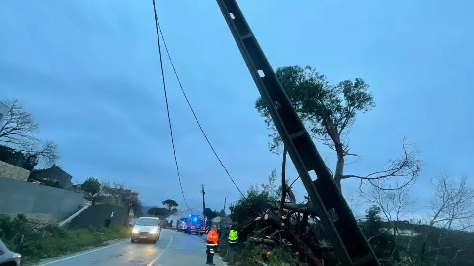 Temporal: Cerca de 340 mil clientes da E-Redes sem energia
