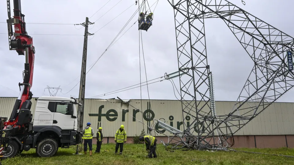 Cerca de 211 mil clientes ainda estavam sem energia às 06h00
