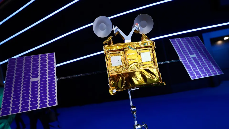 Airbus anuncia contrato para fabricar 340 satélites para a...