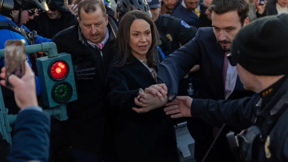 Após entregar medalha, Nobel da Paz diz que será presidente...