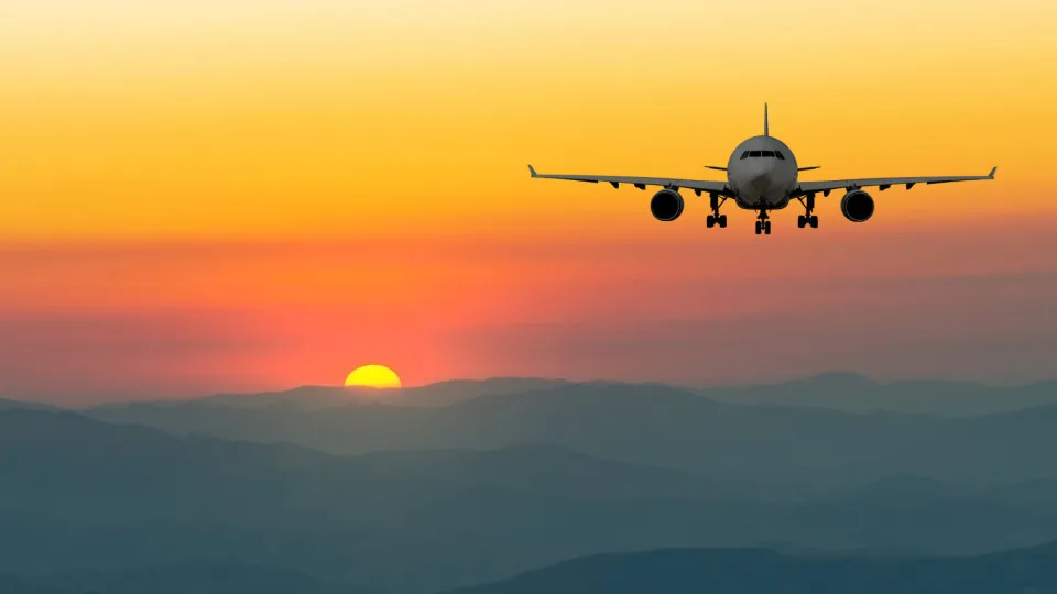 Após suspender voos, aeroporto de Edimburgo corrige problema...