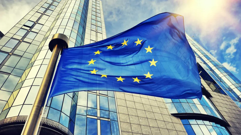 BEI e Comissão Europeia comprometem-se a financiar...