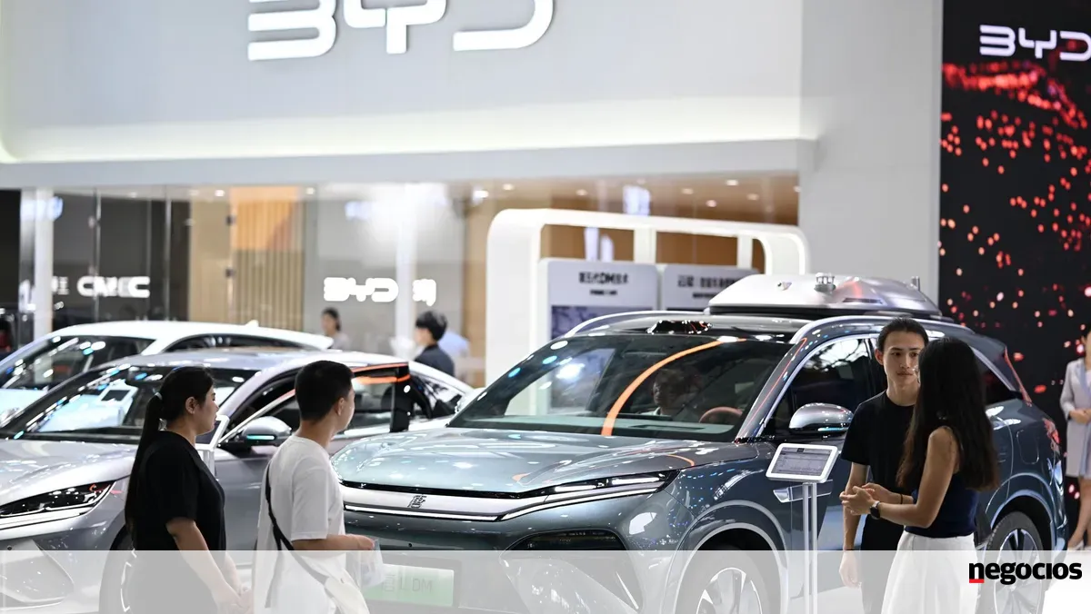BYD vende 4,6 milhões de carros num ano, mas ritmo de