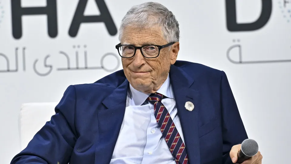 Bill Gates continua otimista com IA, mas admite "ameaças...