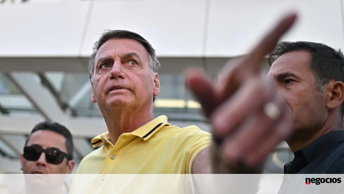 Bolsonaro volta para a prisão depois de deixar o hospital -