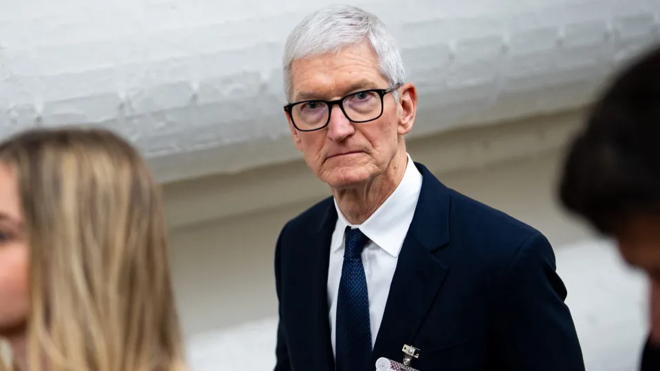 CEO da Apple diz que falou com Trump sobre situação em...