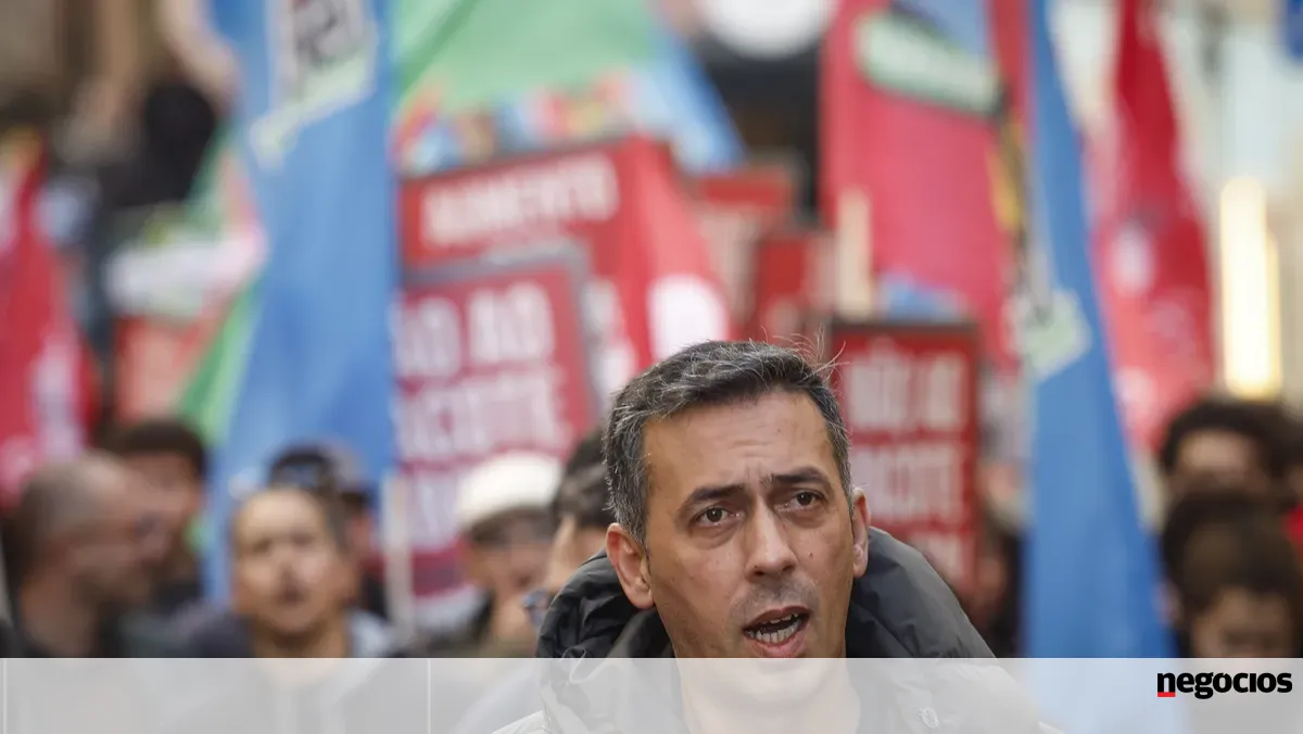 CGTP entrega abaixo-assinado com mais de 190.000 assinaturas