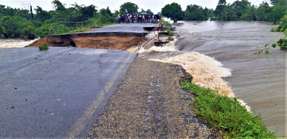 Cheias Interrompem Trânsito na Principal Estrada Norte-Sul