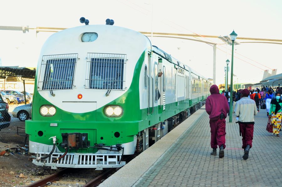 Comboio especial liga Maputo e Magude